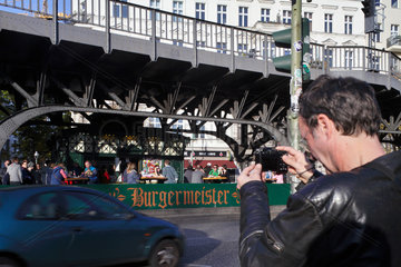 Berlin  Deutschland  Mann fotografiert den Imbiss Burgermeister