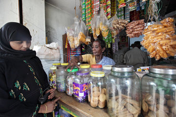 Samiyarpettai  Indien  eine Verkaeuferin in ihrem Kiosk  davor eine Kundin