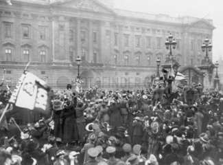 Crowds outside Buckingham Palace  Armistice Day  11 November 1918.