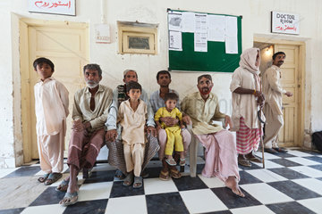 Dalel Buriro  Pakistan  Patienten in der Johanniter Gesundheitsstation