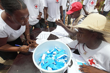Leogane  Haiti  blaue Registrierungsmarken fuer die Hilfsgueterverteilung