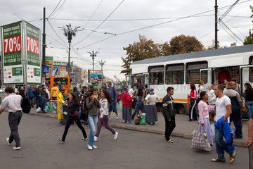 Bukarest  Rumaenien  Menschen an der Strassenbahnhaltestelle am Platz der Einheit