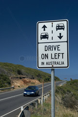 Aireys Inlet  Australien  ein Strassenschild weist auf den Linksverkehr hin