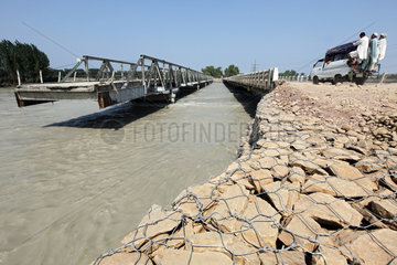 Charsadda  Pakistan  vom Hochwasser zerstoerte Strassenbruecke