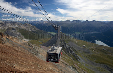 St. Moritz  Schweiz  eine Gondel verlaesst die Gipfelstation am Piz Nair