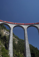 Filisur  Schweiz  ein Zug der Rhaetischen Bahn auf dem Landwasserviadukt