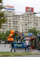 Bukarest  Rumaenien  Passanten und ein Kiosk am Platz der Einheit
