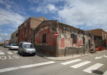Stintino  Italien  verfallene Haeuser im Zentrum der kleinen Kuestenstadt Stintino