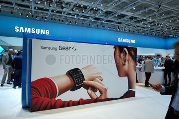 Berlin  Deutschland  Samsung wirbt fuer seine neue Smart-Watch Gear S