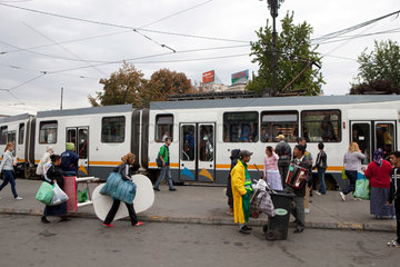 Bukarest  Rumaenien  Menschen an der Strassenbahnhaltestelle am Platz der Einheit