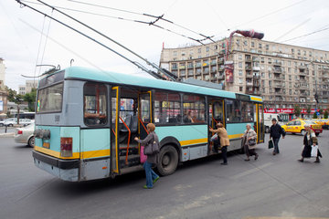 Bukarest  Rumaenien  Personen steigen am Platz Romana in den Bus