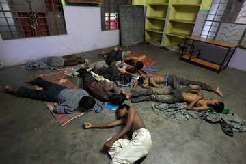 Vijayawada  Indien  Strassenkinder schlafen in einem Nachtasyl auf dem Boden