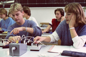 Berlin  DDR  Jugendliche im Physikunterricht