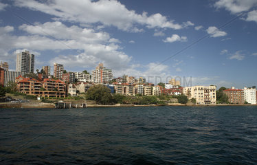 Sydney  Australien  der Stadtteil Kirribilli von einer Hafenfaehre aus gesehen