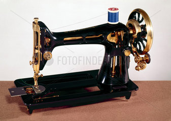 Singer 66 oscillating-hook lock-stitch sewing machine  1908.