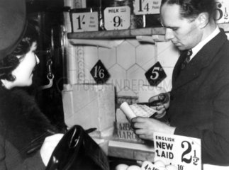 Shopping with coupons  8 January 1940. 'Det