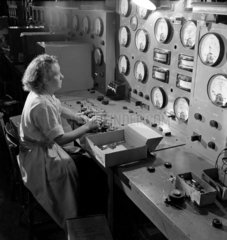 Testing electronic valves  Mitcham  1950