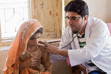 Dalel Buriro  Pakistan  Arzt untersucht Patienten