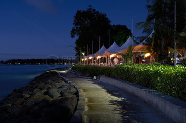 Holetown  Barbados  das Restaurant The Beach House mit seiner Terrasse