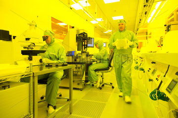 Dortmund  Deutschland  Wissenschaftler bei iX-factory arbeiten im Reinraum