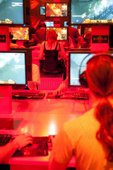 Koeln  Deutschland  Jugendliche spielen Computerspiele auf der Messe Gamescom