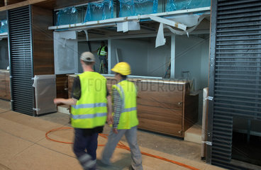 Schoenefeld  Deutschland  Bauarbeiter vor einem im Ausbau befindlichen Schalter im Terminal des Flughafens Berlin Brandenburg