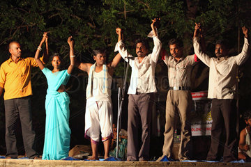 Valetipadu  Indien  die Theatertruppe Kalajatha klaert spielerisch ueber Gesundheitsthemen auf
