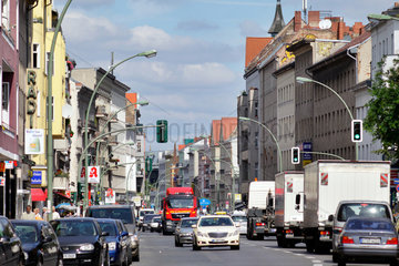 Berlin  Deutschland  Strassenverkehr in der Karl-Marx-Strasse in Berlin-Neukoelln