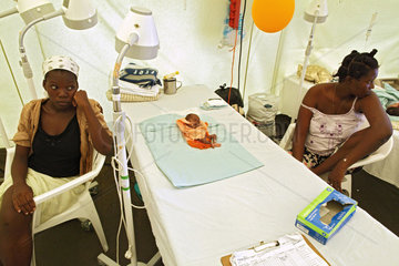 Carrefour  Haiti  Frauen sitzen im Intensivzelt am Bett einer Fruehgeburt