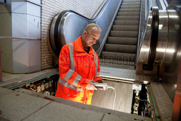 Essen  Deutschland  Servicetechniker der DB JobService repariert eine Rolltreppe