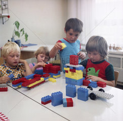 Eisenach  DDR  Kindergartenkinder spielen mit PEBE-Steinen