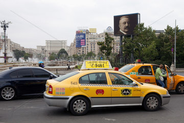 Bukarest  Rumaenien  Taxis und Verkehr auf dem Platz der Einheit  Skoda Octavia als Taxi