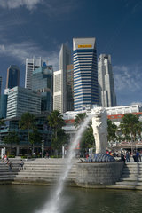 Singapur  Republik Singapur  die Merlionfigur vor der Skyline des Bankenviertels