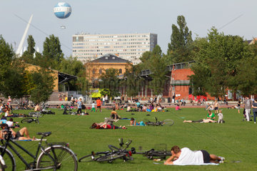 Berlin  Deutschland  Besucher im Park am Gleisdreieck in Berlin-Kreuzberg