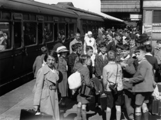 Evacuees at Maidenhead station  Berkshire  June 1940.