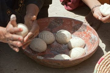 Basti Mumgani  Pakistan  Herstellung von Brotteig fuer Fladenbrot