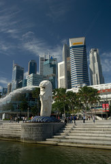 Singapur  Republik Singapur  die Merlionfigur vor der Skyline des Bankenviertels
