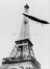 Santos-Dumont rounding the Eiffel Tower.