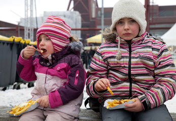Essen  Deutschland  Kinder essen Pommes Frites auf dem Kulturfest Ruhr 2010