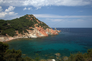 Arbatax  Italien  Blick von einem Huegel an einer Meeresbucht auf die felsige Kueste mit den roten Felsen aus Porphyr