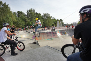 Berlin  Deutschland  Jugendliche fahren BMX-Fahrraeder im Park am Gleisdreieck in Berlin-Kreuzberg