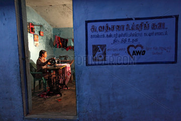 Kapalpattu  Indien  eine Schneiderin bei der Arbeit