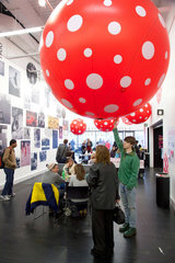 London  Grossbritannien  Museumsbesucher sitzen im Cafe der Tate Gallery of Modern Art