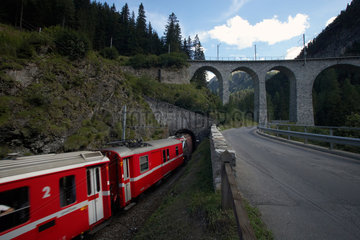 Preda  Schweiz  der Toua-Tunnel der Rhaetischen Bahn und die Albula-Passstrasse