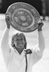 Martina Navratilova lifts the Venus Rosewater Dish  5 July 1987.