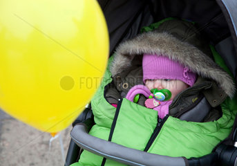 Essen  Deutschland  kleines Kind im Kinderwagen mit einem gelben Luftballon