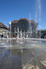 Bern  Schweiz  der Bundesplatz mit der Schweizerischen Nationalbank und einem Wasserspiel im Vordergrund