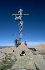 Ortisei  Italien  Touristen und Wanderer am Gipfel des Ausserraschoetz.