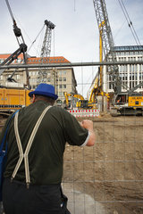 Berlin  Deutschland  ein Mann an der Baustelle fuer die U-Bahnstation