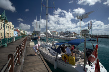 Bridgetown  Barbados  ein Segelboot legt an der Mole der Careenage an